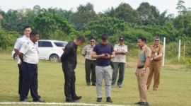 Tim Protokol Kemenpora meninjau kesiapan Parade Talenta Atlet Dharmasraya di Stadion Mauliwarmadewa dan Lapangan Sedasi jelang kunjungan Menpora. (Foto: Pemkab Dharmasraya)