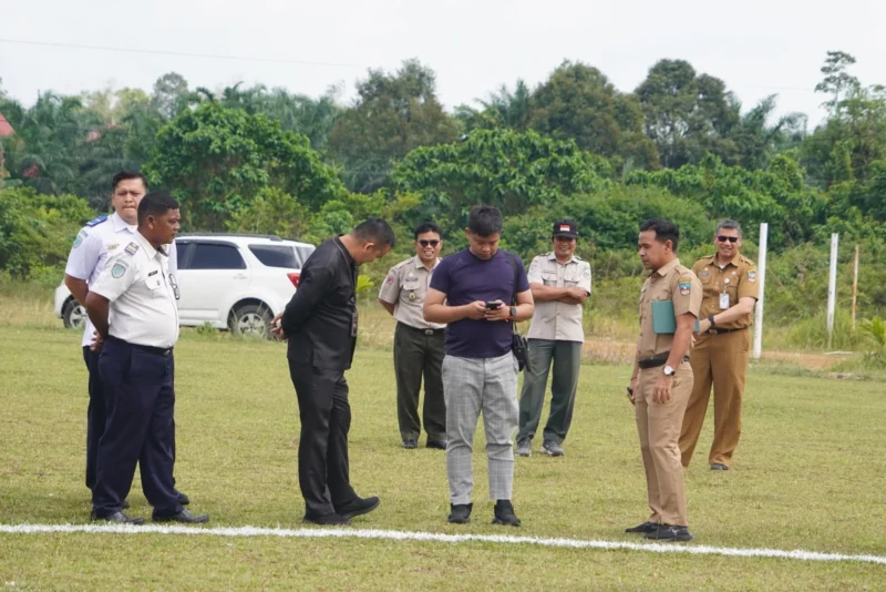 Tim Protokol Kemenpora meninjau kesiapan Parade Talenta Atlet Dharmasraya di Stadion Mauliwarmadewa dan Lapangan Sedasi jelang kunjungan Menpora. (Foto: Pemkab Dharmasraya)