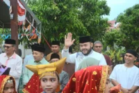 Wali Kota Padang Fadly Amran melepas pawai taaruf Khatam Al Quran gabungan para santri MDTA di Masjid Nurul Haq, Minggu (1/6/2025). (Foto: Prokopim Padang)
