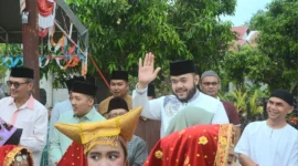 Wali Kota Padang Fadly Amran melepas pawai taaruf Khatam Al Quran gabungan para santri MDTA di Masjid Nurul Haq, Minggu (1/6/2025). (Foto: Prokopim Padang)