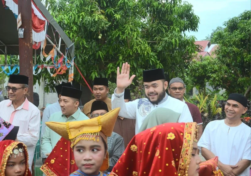 Wali Kota Padang Fadly Amran melepas pawai taaruf Khatam Al Quran gabungan para santri MDTA di Masjid Nurul Haq, Minggu (1/6/2025). (Foto: Prokopim Padang)