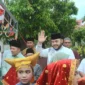 Wali Kota Padang Fadly Amran melepas pawai taaruf Khatam Al Quran gabungan para santri MDTA di Masjid Nurul Haq, Minggu (1/6/2025). (Foto: Prokopim Padang)