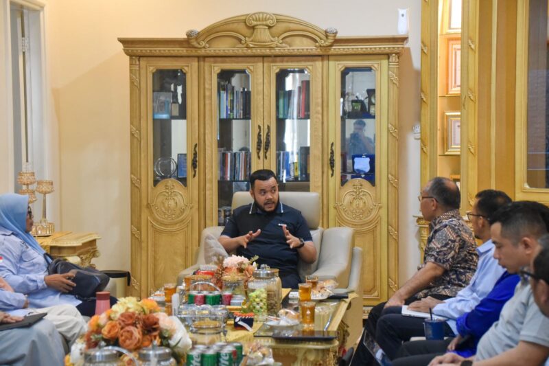 Wali Kota Padang Fadly Amran menggelar rapat perencanaan pengembangan kawasan Kota Tua, Minggu (1/6/2025). (Foto: Prokopim Padang)
