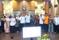 Wali Kota Padang Fadly Amran, Kepala Badan Kesbangpol Tarmizi Ismail, narasumber dan para peserta usai pembukaan sosialisasi di Ruang Abu Bakar Jaar, Balai Kota Aia Pacah, Rabu (4/6/2025).