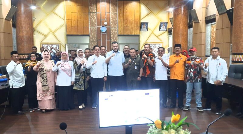 Wali Kota Padang Fadly Amran, Kepala Badan Kesbangpol Tarmizi Ismail, narasumber dan para peserta usai pembukaan sosialisasi di Ruang Abu Bakar Jaar, Balai Kota Aia Pacah, Rabu (4/6/2025).