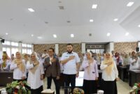Wali Kota Padang Fadly Amran membuka Workshop Pelayanan Prima bagi Petugas Puskesmas dan Dinkes Padang, Rabu (4/6/2025). (Foto: Prokopim Padang)