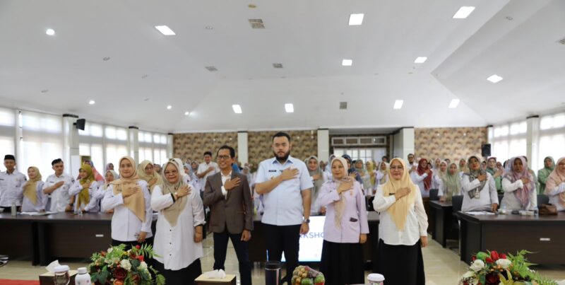 Wali Kota Padang Fadly Amran membuka Workshop Pelayanan Prima bagi Petugas Puskesmas dan Dinkes Padang, Rabu (4/6/2025). (Foto: Prokopim Padang)
