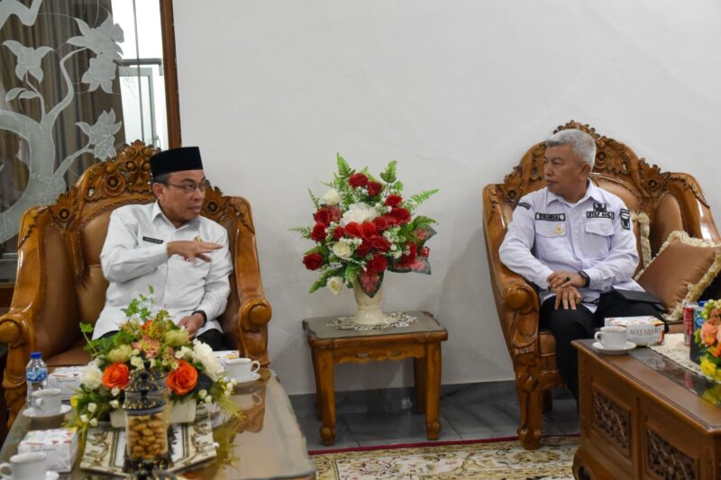 Wakil Wali Kota Padang, Maigus Nasir memimpin Rapat Koordinasi Persiapan Pergelaran Seni bersama sejumlah pimpinan OPD, Rabu (4/6/2025). (Foto: Prokopim Padang)