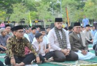 Wali Kota Padang Fadly Amran mengikuti Salat Idul Adha di Lapangan Apeksi Balai Kota Aie Pacah pada Jumat (6/6/2025). (Foto: Prokopim Padang)