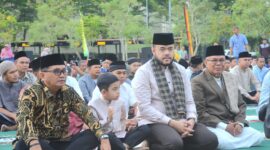Wali Kota Padang Fadly Amran mengikuti Salat Idul Adha di Lapangan Apeksi Balai Kota Aie Pacah pada Jumat (6/6/2025). (Foto: Prokopim Padang)