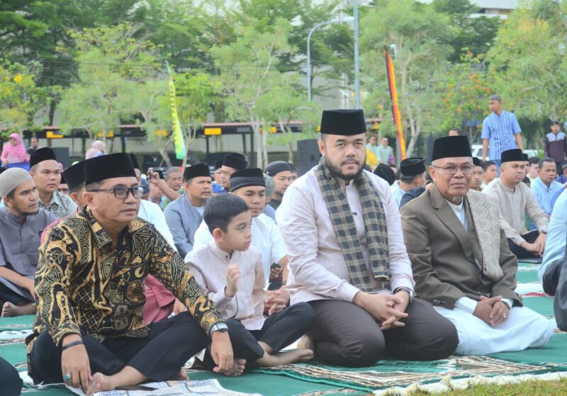 Wali Kota Padang Fadly Amran mengikuti Salat Idul Adha di Lapangan Apeksi Balai Kota Aie Pacah pada Jumat (6/6/2025). (Foto: Prokopim Padang)
