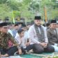 Wali Kota Padang Fadly Amran mengikuti Salat Idul Adha di Lapangan Apeksi Balai Kota Aie Pacah pada Jumat (6/6/2025). (Foto: Prokopim Padang)