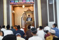 Wakil Wali Kota Padang Maigus Nasir menjadi khatib Salat Idul Adha 1446 Hijriah di Masjid Baitul Makwa, Lubuk Begalung, Jumat (6/6/2025). (Foto: Prokopim Padang)