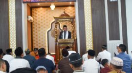 Wakil Wali Kota Padang Maigus Nasir menjadi khatib Salat Idul Adha 1446 Hijriah di Masjid Baitul Makwa, Lubuk Begalung, Jumat (6/6/2025). (Foto: Prokopim Padang)