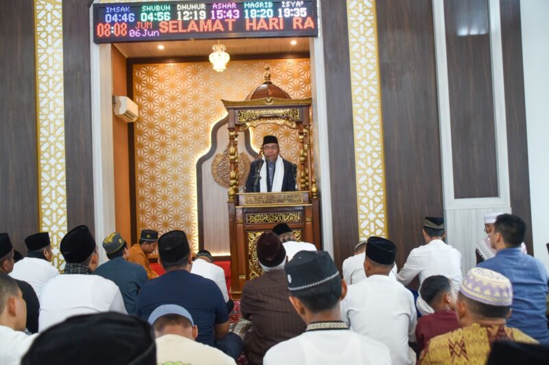 Wakil Wali Kota Padang Maigus Nasir menjadi khatib Salat Idul Adha 1446 Hijriah di Masjid Baitul Makwa, Lubuk Begalung, Jumat (6/6/2025). (Foto: Prokopim Padang)