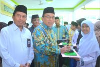 Wakil Wali Kota Padang Maigus Nasir menyerahkan piagam penghargaan murid MDT yang berprestasi. (Foto: Prokopim Padang)
