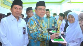 Wakil Wali Kota Padang Maigus Nasir menyerahkan piagam penghargaan murid MDT yang berprestasi. (Foto: Prokopim Padang)
