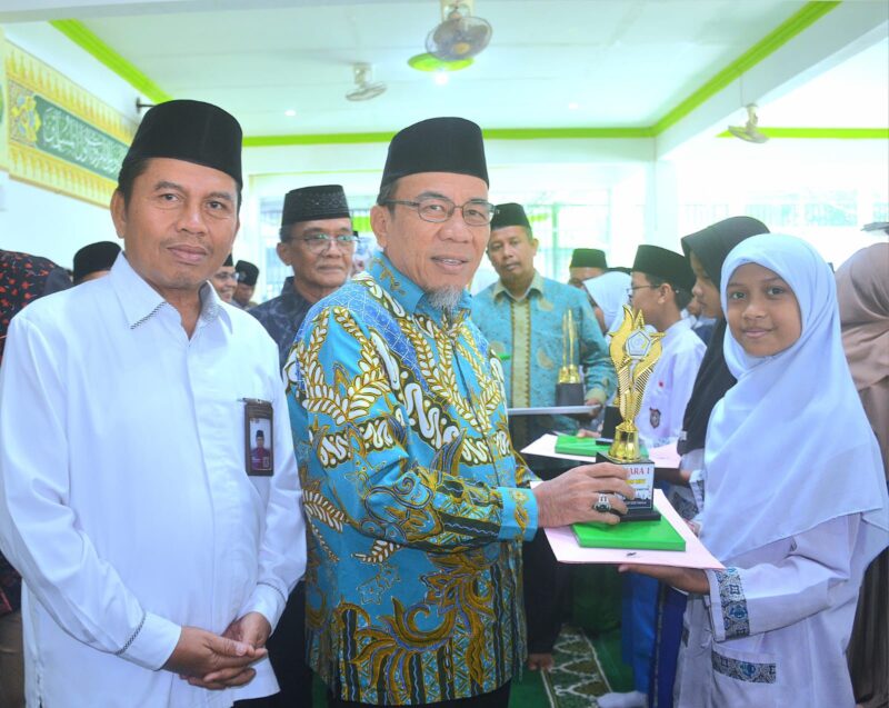 Wakil Wali Kota Padang Maigus Nasir menyerahkan piagam penghargaan murid MDT yang berprestasi. (Foto: Prokopim Padang)