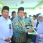 Wakil Wali Kota Padang Maigus Nasir menyerahkan piagam penghargaan murid MDT yang berprestasi. (Foto: Prokopim Padang)