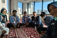 Petugas Kloter 15 (PDG 15) sukses dampingi 406 jemaah haji dengan layanan humanis dan sigap. (Foto: Ist)