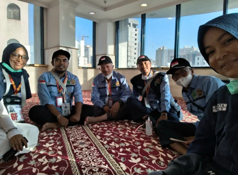 Petugas Kloter 15 (PDG 15) sukses dampingi 406 jemaah haji dengan layanan humanis dan sigap. (Foto: Ist)