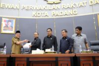 Wakil Wali Kota Padang Maigus Nasir menyerahkan dokumen Perubahan KUA-PPAS Tahun Anggaran 2025 kepada DPRD Padang. (Foto: Prokopim Padang)