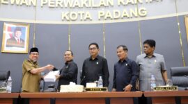 Wakil Wali Kota Padang Maigus Nasir menyerahkan dokumen Perubahan KUA-PPAS Tahun Anggaran 2025 kepada DPRD Padang. (Foto: Prokopim Padang)