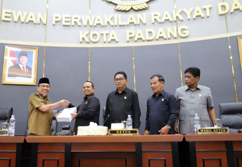 Wakil Wali Kota Padang Maigus Nasir menyerahkan dokumen Perubahan KUA-PPAS Tahun Anggaran 2025 kepada DPRD Padang. (Foto: Prokopim Padang)
