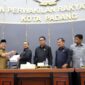 Wakil Wali Kota Padang Maigus Nasir menyerahkan dokumen Perubahan KUA-PPAS Tahun Anggaran 2025 kepada DPRD Padang. (Foto: Prokopim Padang)