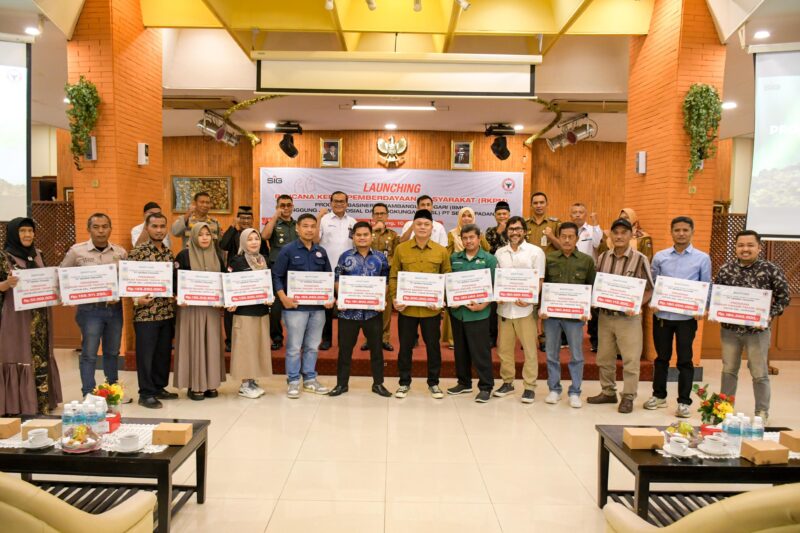 PT Semen Padang menyalurkan lebih dari Rp2,2 miliar untuk mendukung 98 program pemberdayaan yang menjangkau lebih dari 4.400 penerima manfaat. (Foto: PT Semen Padang)