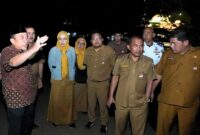 Wakil Wali Kota Padang, Maigus Nasir bersama sejumlah kepala OPD terkait melakukan peninjauan ke kawasan wisata Pantai Padang, Selasa malam (10/6/2025). (Foto: Prokopim Padang)
