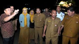 Wakil Wali Kota Padang, Maigus Nasir bersama sejumlah kepala OPD terkait melakukan peninjauan ke kawasan wisata Pantai Padang, Selasa malam (10/6/2025). (Foto: Prokopim Padang)