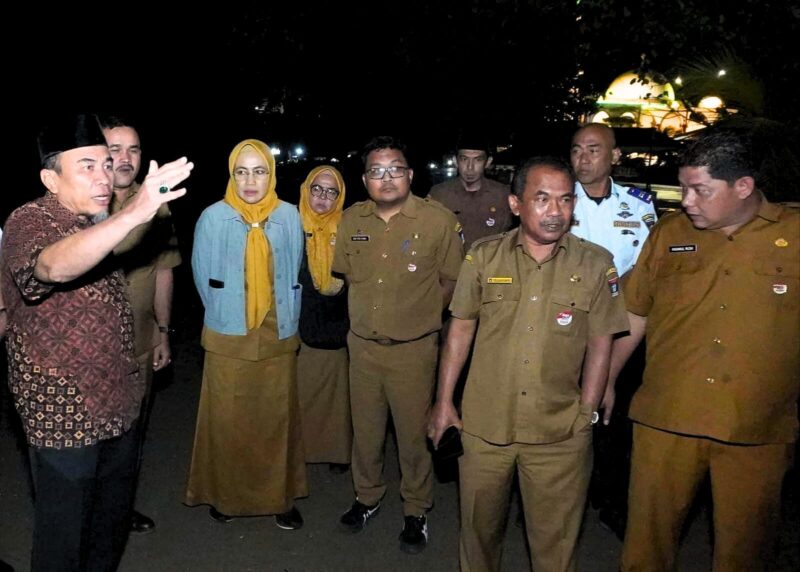 Wakil Wali Kota Padang, Maigus Nasir bersama sejumlah kepala OPD terkait melakukan peninjauan ke kawasan wisata Pantai Padang, Selasa malam (10/6/2025). (Foto: Prokopim Padang)