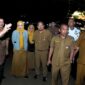 Wakil Wali Kota Padang, Maigus Nasir bersama sejumlah kepala OPD terkait melakukan peninjauan ke kawasan wisata Pantai Padang, Selasa malam (10/6/2025). (Foto: Prokopim Padang)