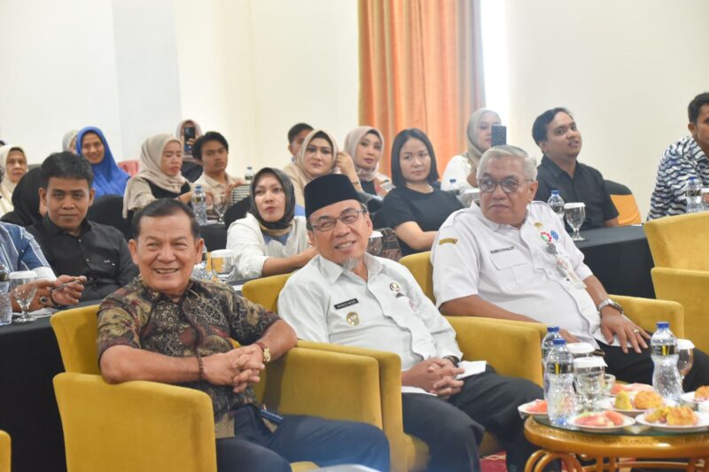 Wakil Wali Kota Padang Maigus Nasir membuka pelatihan kewirausahaan bagi TKM di Basko Hotel Padang, Rabu (11/6/2025). (Foto: Prokopim Padang)