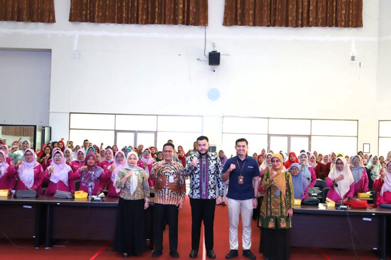 Wali Kota Padang Fadly Amran saat sosialisasi dan diskusi offline Program JKN-KIS di Ruangan Bagindo Aziz Chan, Balai Kota Aia Pacah, Kamis (12/6/2025). (Foto: Prokopim Padang)
