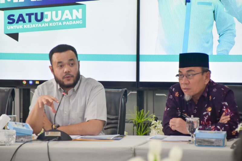 Wali Kota Padang Fadly Amran memimpin rakor percepatan pembebasan lahan di Gedung Putih, Rumah Dinas Wali Kota Padang, pada Kamis (12/6/2025). (Foto: Prokopim Padang)