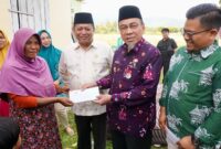 Wakil Wali Kota Padang Maigus Nasir menyerahkan bantuan kepada korban angin puting beliung, Kamis (12/6/2025). (Foto: Prokopim Padang)
