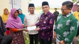 Wakil Wali Kota Padang Maigus Nasir menyerahkan bantuan kepada korban angin puting beliung, Kamis (12/6/2025). (Foto: Prokopim Padang)