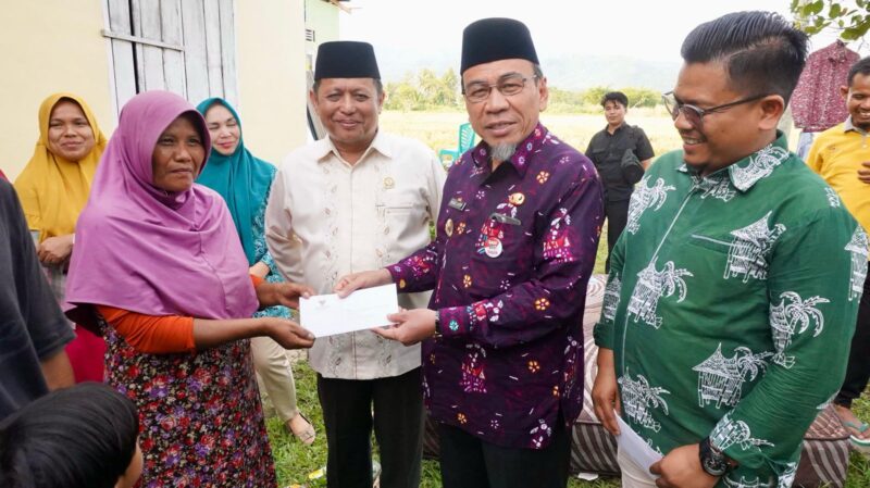 Wakil Wali Kota Padang Maigus Nasir menyerahkan bantuan kepada korban angin puting beliung, Kamis (12/6/2025). (Foto: Prokopim Padang)