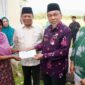 Wakil Wali Kota Padang Maigus Nasir menyerahkan bantuan kepada korban angin puting beliung, Kamis (12/6/2025). (Foto: Prokopim Padang)
