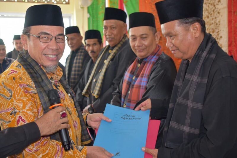 Wakil Wali Kota Padang Maigus Nasir saat Pengukuhan Ninik Mamak Nan Bajinih Adat KAN Nanggalo di Kantor KAN Nanggalo, Sabtu (14/6/2025). (Foto: Prokopim Padang)