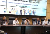 Wakil Wali Kota Padang Maigus Nasir membuka FGD di Ruang Abu Bakar Ja’ar, Balai Kota Padang, Aia Pacah. (Foto: Prokopim Padang)