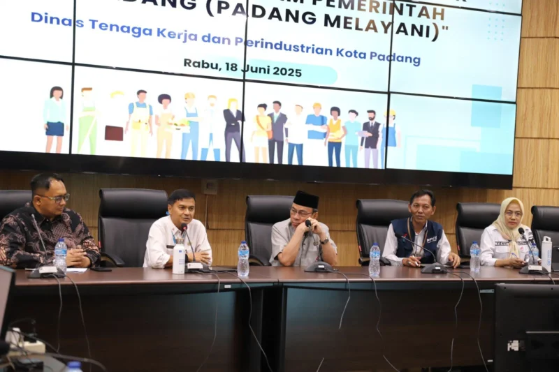 Wakil Wali Kota Padang Maigus Nasir membuka FGD di Ruang Abu Bakar Ja’ar, Balai Kota Padang, Aia Pacah. (Foto: Prokopim Padang)