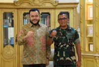 Wali Kota Padang, Fadly Amran bersama Danlanud Sutan Sjahrir Padang, Kolonel Nav Sani Salman Nuryadin, Jumat (20/6/2025). (Foto: Prokopim Padang)