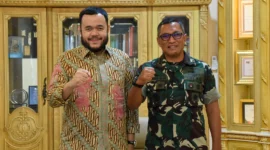 Wali Kota Padang, Fadly Amran bersama Danlanud Sutan Sjahrir Padang, Kolonel Nav Sani Salman Nuryadin, Jumat (20/6/2025). (Foto: Prokopim Padang)