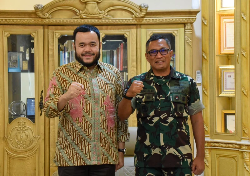 Wali Kota Padang, Fadly Amran bersama Danlanud Sutan Sjahrir Padang, Kolonel Nav Sani Salman Nuryadin, Jumat (20/6/2025). (Foto: Prokopim Padang)