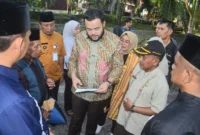 Wali Kota Padang, Fadly Amran saat meninjau lokasi, Jumat (20/6/2025). (Foto: Prokopim Padang)