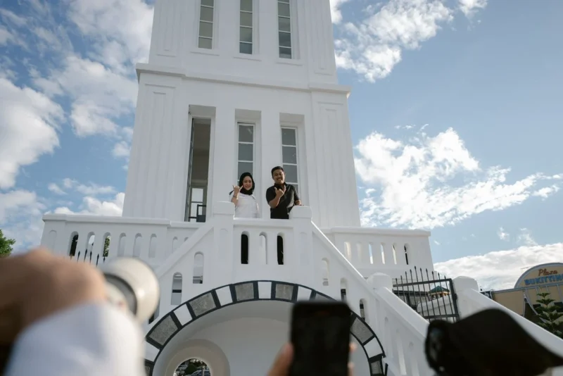 Wakil Gubernur Sumbar, Vasko Ruseimy mendampingi Ketua Komisi IV DPR RI, Titiek Soeharto mengunjungi Jam Gadang Bukittinggi Sabtu (21/6/2025). (Foto: APDSB)