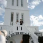 Wakil Gubernur Sumbar, Vasko Ruseimy mendampingi Ketua Komisi IV DPR RI, Titiek Soeharto mengunjungi Jam Gadang Bukittinggi Sabtu (21/6/2025). (Foto: APDSB)